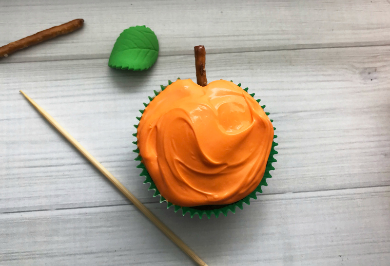 Decorating Halloween Pumpkin cupcake